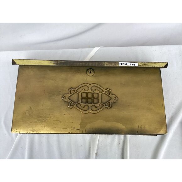1678Vintage Old Brass Gold mailbox (key is missing)
